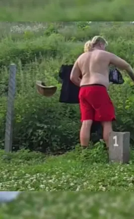 À découvrir ou à revoir : le jour où j’ai fait connaissance avec l’ortie en France 🤣🇫🇷 #pourtoi #France #Compostelle #humour 