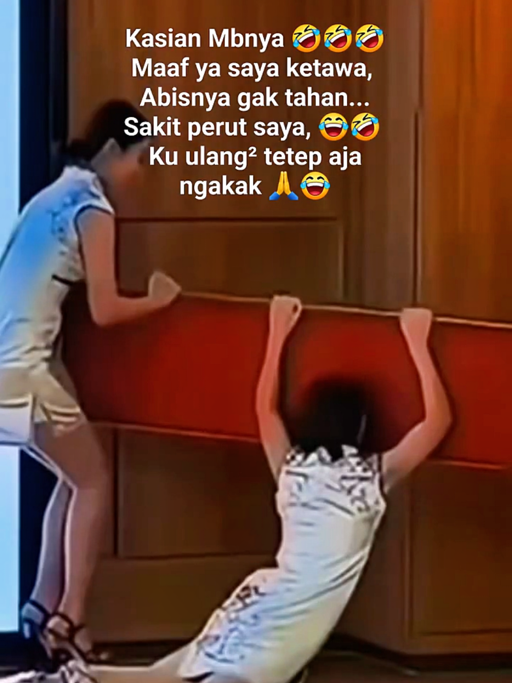 kasian mbknya, ma'af banget ya saya ketawa soalnya gak tahan 🙏 sakit perut ku, tak tahan² tetap gak bisa 