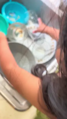 Ayudando a mamá mientras hace la cena! 