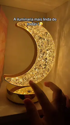 ✨ Luminária em formato de lua, com acabamento cristalizado que reflete a luz de forma encantadora. Além de linda, é recarregável e conta com três opções de cor de luz (branca, amarela e mista), permitindo criar o clima perfeito para cada momento. 🌙💎 E se você não quiser esse modelo específico, tem várias outras opções igualmente deslumbrantes para combinar com seu espaço! ✨ #lua #moon #iluminaria #tiktokshop #achadinho 