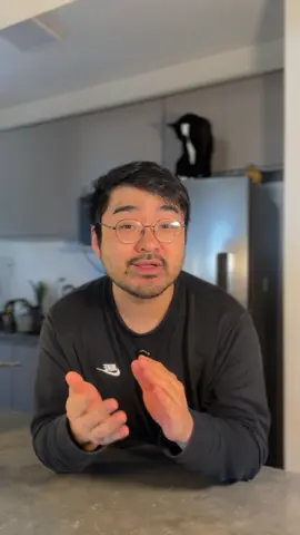 #pov: você tá ficando doente e quer comer algo para se sentir um pouco melhor  mil folhas de acelga:  - 1 acelga média - ⁠700g de carne de por o cortado em fatias finas - ⁠2 dentes de alho - ⁠1/2 pimenta  - ⁠1/2 cebola cortada de fatias finas - ⁠50ml de shoyu - ⁠100mL de água - ⁠25mL de sakê seco - ⁠1 csopa de açúcar - ⁠1 cchá de sal - ⁠hondashi a gosto - ⁠pimenta a gosto - ⁠20g de manteiga 1) Corte o alho e a pimenta em pedaços pequenos.  2) Deixe a carne fora do freezer por 25 minutos antes de cortar em fatias finas.  3) Separe as folhas da acelga.  4) Intercale uma folha de acelga com uma camada de carne de porco.  5) Corte em pedaços semelhantes e preencha uma frigideira de bordas altas.  6) Adicione o alho, pimenta, shoyu, água, sal, pimenta, sakê e açúcar. 7) Por fim, adicione a manteiga.  8) Cozinhe em fogo médio por 20-25 minutos.  9) Sirva com arroz e aproveite!  Se gostou, comenta um ♥️ pra eu saber se valeu a pena ;) #fyp #receita 