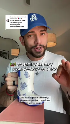 Respondendo a @Dayana Melo 🌹🩵🐞  📖 Salmo 32 (completo) 	1.	Bem-aventurado aquele cuja transgressão é perdoada, e cujo pecado é coberto. 	2.	Bem-aventurado o homem a quem o Senhor não atribui a iniquidade, e em cujo espírito não há engano. 	3.	Quando calei os meus pecados, envelheceram os meus ossos pelos meus constantes gemidos todo o dia. 	4.	Porque de dia e de noite a tua mão pesava sobre mim; o meu humor se tornou em sequidão de estio. 	5.	Confessei-te o meu pecado, e a minha iniquidade não mais escondi. Disse: Confessarei ao Senhor as minhas transgressões; e tu perdoaste a culpa do meu pecado. 	6.	Pelo que todo aquele que é piedoso ore a ti a tempo de poder achar-te; até no transbordar de muitas águas estas não lhe chegarão. 	7.	Tu és o meu esconderijo; tu me preservas da angústia; tu me cinges de alegres cantos de livramento. 	8.	Instruir-te-ei e ensinar-te-ei o caminho que deves seguir; guiar-te-ei com os meus olhos. 	9.	Não sejais como o cavalo, nem como a mula, que não têm entendimento; cuja boca precisa de cabresto e freio, para que não se cheguem a ti. 	10.	O ímpio tem muitas dores, mas àquele que confia no Senhor a misericórdia o cercará. 	11.	Alegrai-vos no Senhor e regozijai-vos, vós os justos; e cantai com júbilo, todos vós que sois retos de coração. ✨ Como ativar esse Salmo 1️⃣ Todas as noites, abra a sua Bíblia no Salmo 32 e leia ele inteiro em voz alta. 2️⃣ Quando chegar no versículo 8, faça uma pausa e repita 3 vezes esta afirmação: “Deus me instrui, me guia e me mostra o caminho que devo seguir.” 3️⃣ Depois declare com fé: “O Senhor já me mostra o caminho certo. A direção já está clara. Eu já estou no lugar que Ele preparou pra mim. Assim está feito.” 💫 #salmo #salmos #simpatia #biblia #carreira 