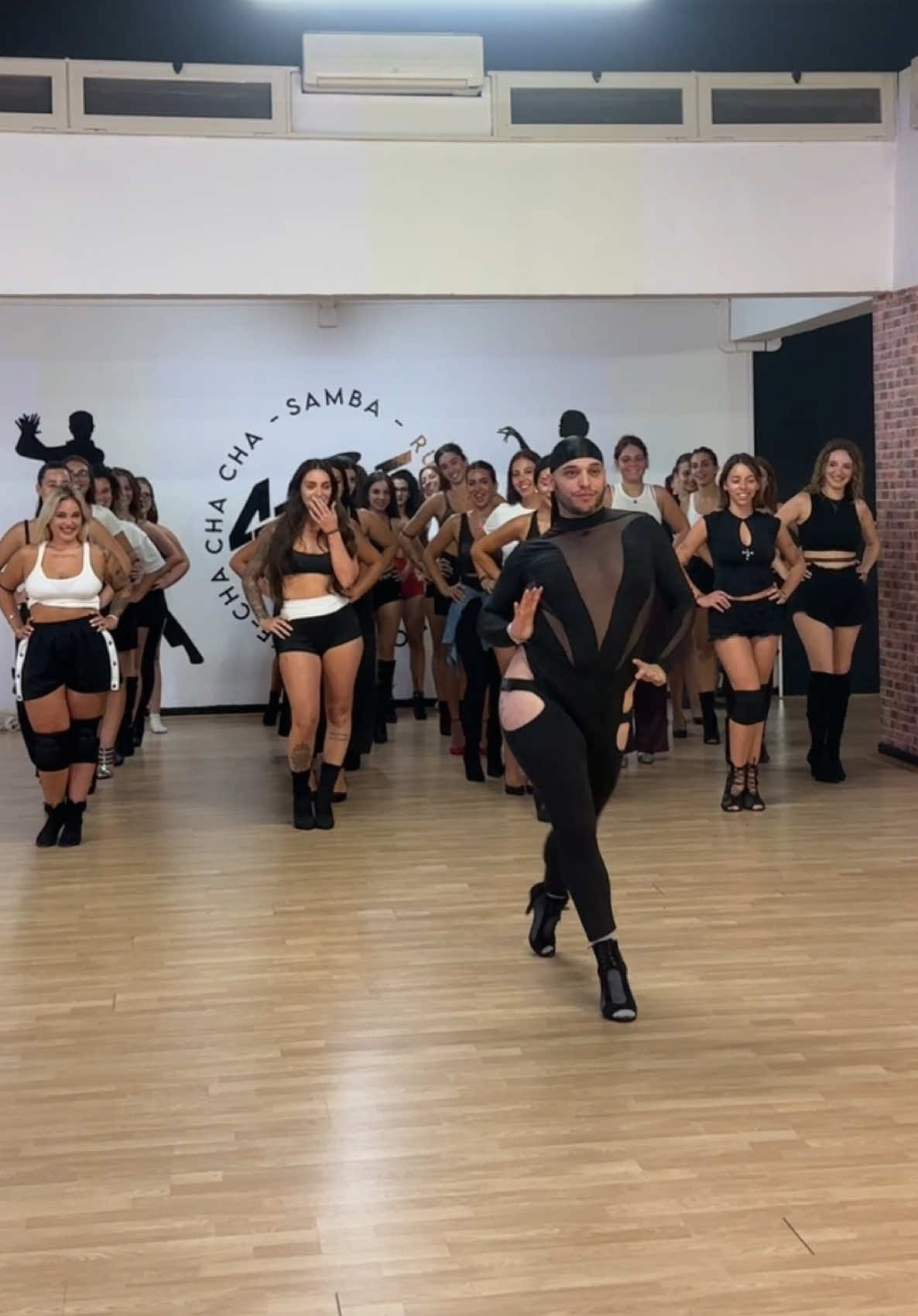 Camminare e sentirci un po’ beyonce🔥 #heels IG:GC_heels 👠