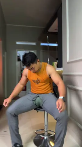 Detail rapi, jahitan kuat, bahan adem. Celana formal ini bukan cuma gaya, tapi juga investasi jangka panjang. #celanaformal #celanapanjangpria #celanabahan #celanakantor 