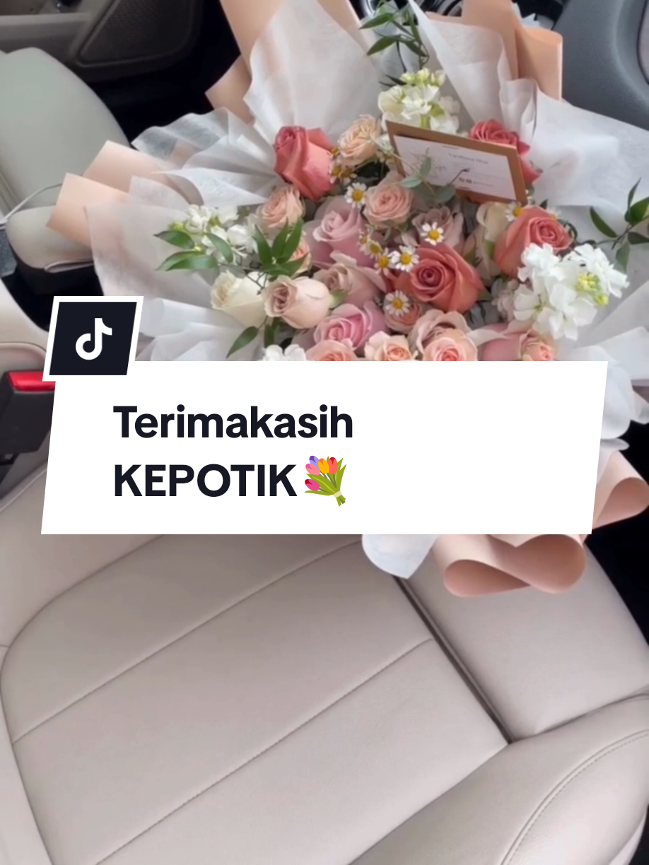 Hanya belajar selama sebulan di kelas KEPOTIK sudah bikin akunku seperti sekarang ini..🥹🥹 Dari yang follower masih ratusan dalam sebulan bisa jadi ribuan😭 Bismillah semoga ini langkah awalku untuk tetap produktif dari rumah dan bisa berkembang di  Tiktok ini ✨✨✨ Terimakasih banyak mbak Putri @emakkonten 🫰🏼 Jazaakillah Khair 🤎 #kisahKEPOTIK #kepotik #kelasbelajartiktok #kelasperempuanonline 