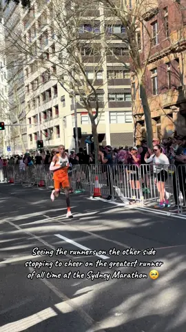 One of the most heartwarming moments from the Sydney Marathon - seeing the greatest runner of all time at the 41km mark and so many runners on the other side (~15km) stopping to cheer him on. Love the running community 🥹🫶 #sydney #sydneymarathon #eliudkipchoge #kipchoge #marathon #goat #goated #Running #worldmajormarathon 