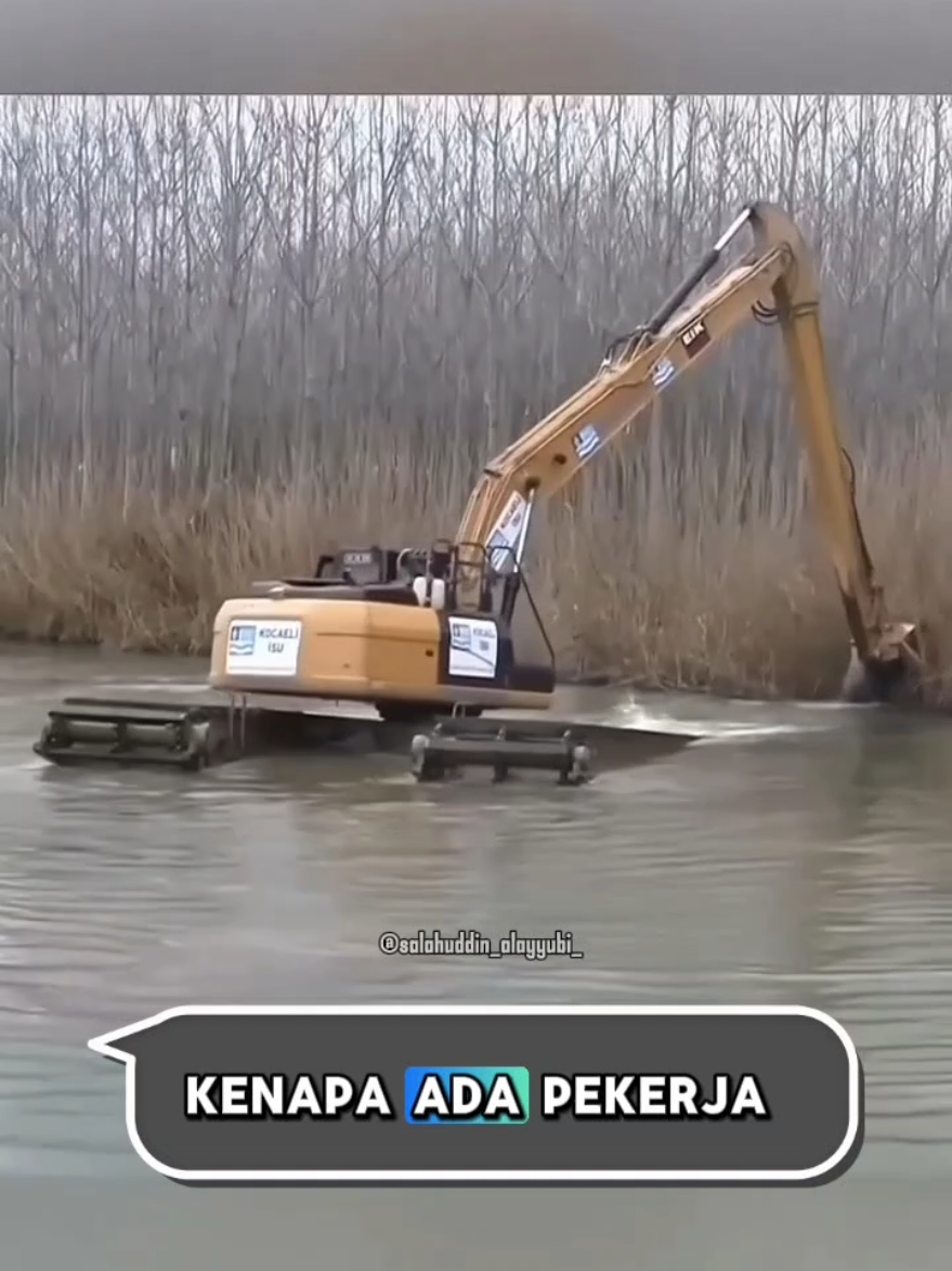 Excavator Amfibi Nyungsep di Tengah Danau Excavator khusus air danau bisa mengapung, tapi tetap rawan nyungsep kalau berat bergeser, arus kuat, atau sendok nyangkut lumpur. #Excavator #Amfibi #Danau #KerjaEkstrem #MesinBerat 