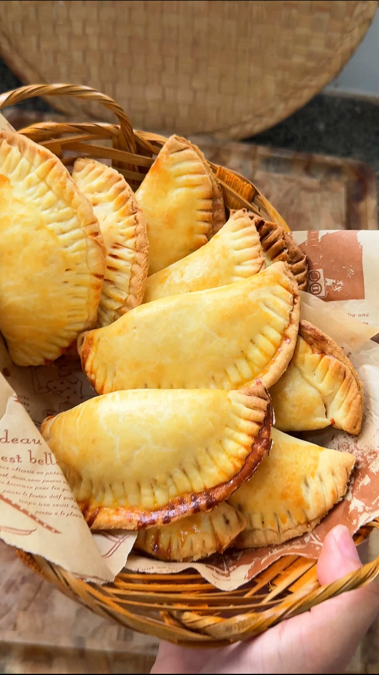 Pastel Assado com  só 3 ingredientes na massa💛 Recheio  500g de filezinho  1/2 colher de sopa de alho com sal batido  1 colher de sopa rasa de corante/colorau  Antes temperar, passo 1/2 limão e 1/4 de copo de cachaça (como sempre kk). Escorro o excesso.  Massa: 2  xícaras de farinha de trigo (xícara de 240ml)  1 caixinha de creme de leite  2 colheres de sopa de manteiga  Forno a 180 graus de 20 a 25 minutos ou até ficar como mostro no vídeo! Não deixem corar muito, para que a massa não fique seca!  ✅ Já salva pra não perder  #pastel #pastelassado #salgado #pastelzinho #lanches