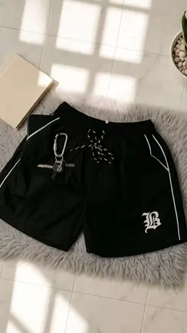 Rekomendasi Celana pendek bahan parasut , Cocok buat santai atau di pake keluar nongkrong bareng rekan rekan .. #celanaparasut #celanapendek #celanasantai #fyp #braviour 