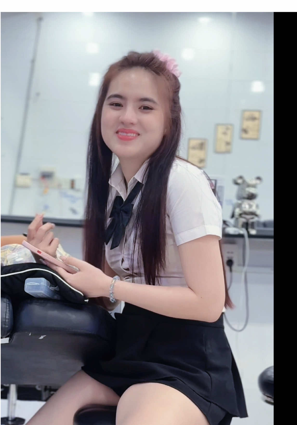 Bầu trời xanh, làn mây trắng Anh yêu nắng hay là yêu em ——————————————— Tóc nam Linh Thị Tận hưởng & thư giãn Cn1: 149 lê văn phẩm, p6, mỹ tho (đối diện khu vui chơi sóc nâu) Cn2: 33 thủ khoa huân p1, mỹ tho (kế bên nhà thuốc tây quang vinh) ⏰: 8h30 - 19h30 mỗi ngày ☎️ đặt lịch & hỗ trợ: 0347.38.3366