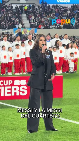 🙌🇦🇷 ¡De pie!  Euge Quevedo cantó el Himno Nacional Argentino ante más de 80mil personas 💙 ¡Felicitaciones @soyeugequevedook!  Cobertura exclusiva de La Popu con @dahyterradas desde Buenos Aires  📻 La Popu ▶️ YouTube 📲 App oficial en iOS y Android 🔗 lapopu.com.ar