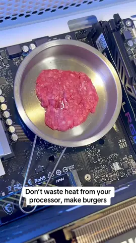 Cooking burgers on the free heat from the CPU #pcgaming #pcgamer #gaming #techtok #pcbuild 