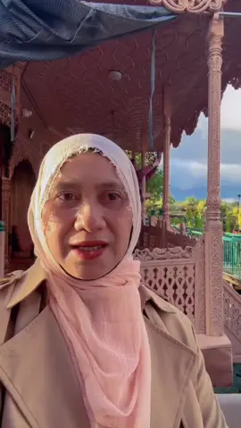 🌷TRIP KASHMIR (SUMMER) ✈️ Delhi ~ Srinagar ✨ Review Houseboat Deluxe Dal Lake ❤️ Bermalam satu malam dlm houseboat ✨ Tempat menarik wajib pegi seperti Dal Lake, Nagin Lake (naik boat & dayung perlahan2!), Mughal Garden, Gulmarg, Pahalgam, Ladang Buah Apple, Sonamarg dan banyak lagi! ✨ Kalau di Kashmir, wajib la tidur di Houseboat Dal Lake ..memang cantik, bersih & unik dengan senibina ukiran kayu, kemasan perabot & bilik tradisi masyarakat Kashmiri! Nak tido hotel pun ada juga..tapi tak best la kan? ☎️ Hajah Lafisah jika nak join trip Kashmir #kashmir  #dallake  #srinagar  #viralvideoシ 
