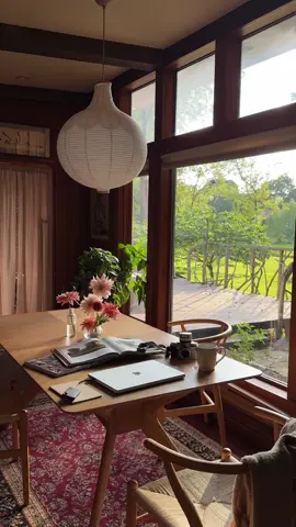 Home office for the day featuring home grown dahlias 🥹 #midcenturymodern #interiordesign #homedecor #gardening #homeinspo 