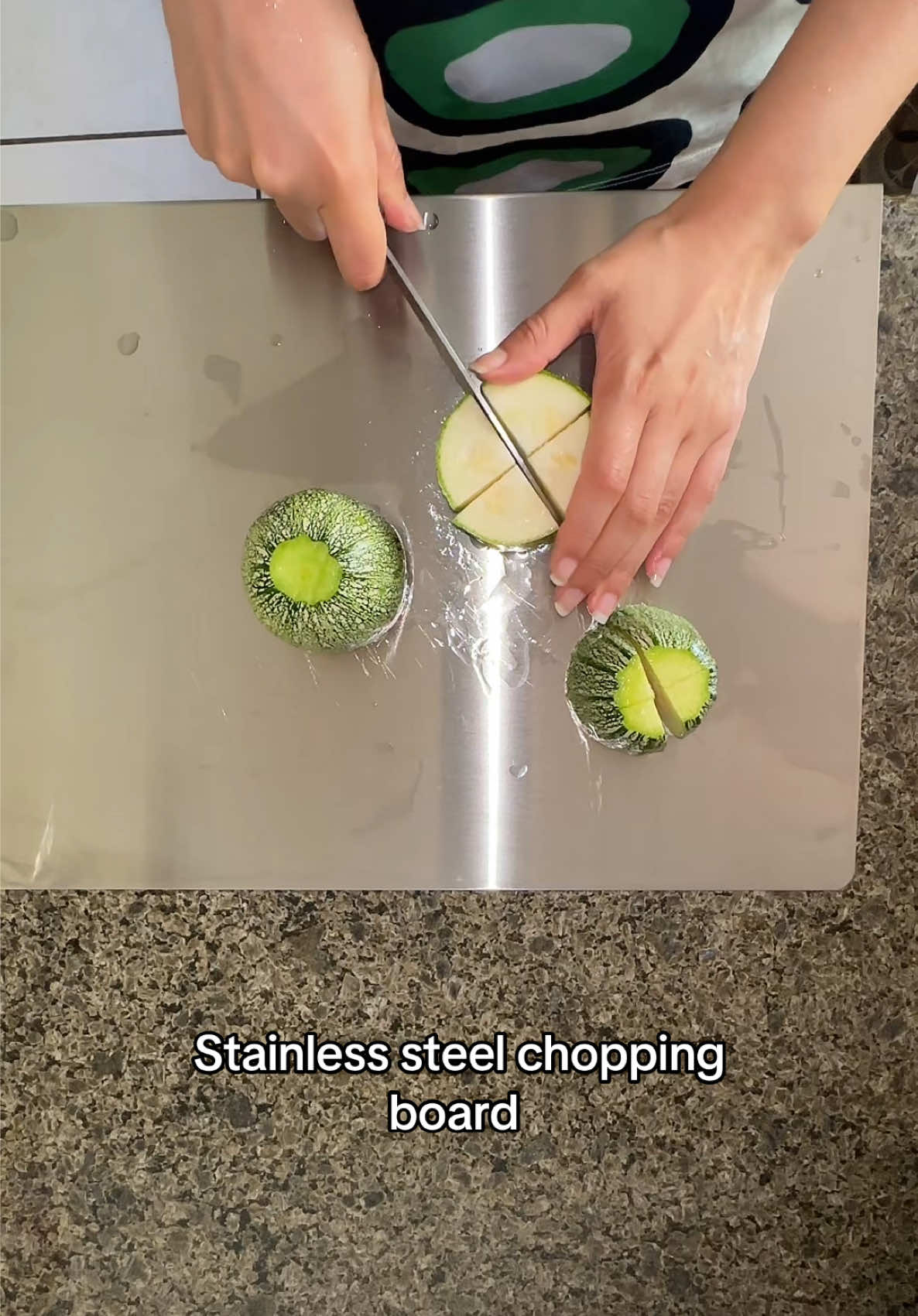 Stainless steel chopping board 🔪✨ práctica, fácil de limpiar y lista para cada receta 🙌 #kitchenmusthaves #cuttingboard #kitchenessentials #stainlesssteelcuttingboard #choppingboard 