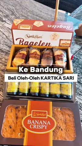 50 tahun Kartika Sari ‼️Jadi pusat oleh-oleh paling legend di Kota Bandung ❤️ Kemarin aku mampir ke @Kartika Sari Bakery cabang Lembang, ada banyak macam oleh-oleh yg bisa kamu beli. Aku cobain Banana Crispy nya, Banana Roll sama Bagelen Assorted 🥰 Rasanya bikin ngangenin deh 🫶🏻 #kartikasari#kartikasaribandung#oleholehbandung#liburanbandung#kulinerbandung  