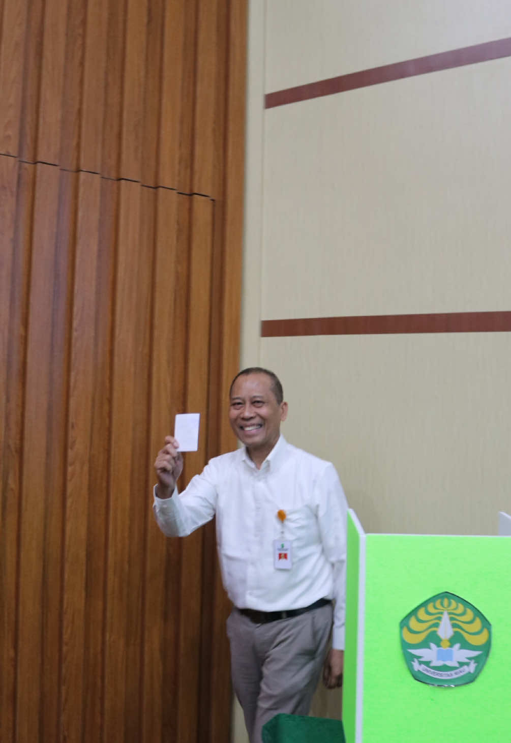 Hari ini, sebagai anggota Senat Fakultas Kedokteran Universitas Riau, saya menjalankan amanah dengan memberikan hak suara dalam pemilihan Dekan periode 2025–2029.  Dua calon terbaik telah ditetapkan, siapapun yang terpilih, semoga mampu mengemban amanah dengan hati, membawa FK UNRI semakin maju, unggul dan berdaya saing… Mari bersama menjaga semangat kebersamaan dan integritas untuk fakultas yang kita cintai…🙏🏻 #dredyfakhrizal #fkunri #senatakademik #integritas #fyp 