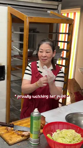 ✨ crispy ✨ crackling pork bao buns (made by Evie) 😮‍💨 🎥: @ld.digital.au #montmorency #montmorencybakehouse #melbournebakery #melbournefoodie #baobuns