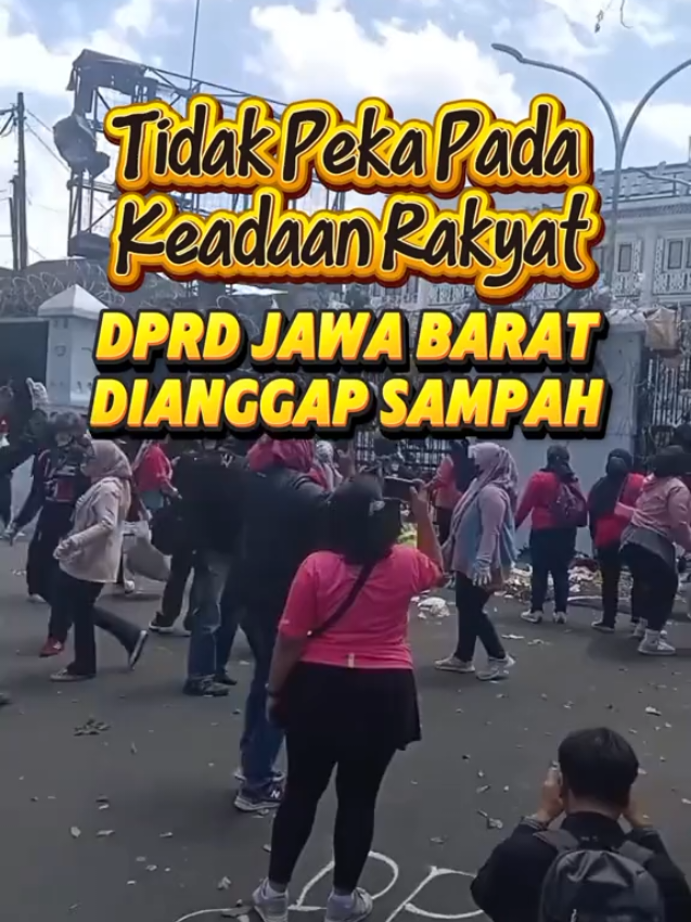 Gedung DPRD Provinsi Jawa Barat dipenuhi tumpukan sampah. Para warga dengan penuh tekad, melakukan aksi protes yang cukup keras sebagai simbol wakil rakyat di jawa barat, tidak peka dan tak berguna layaknya sampah. #majuteruspantangmundur #tetapberdoadanjanganputusasa🤲🙏 #jawabaratistimewa #jawabaratistimewa #terusmaju