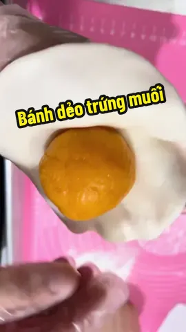 #bánhtrungthu #bánhtrungthuitngot #bánhdeotrungthu trend bánh trung thu dẻo nhân trứng muối đã cập bến bếp em 😝 #bánhtrungthutrứngmuối #bánhdẻo 