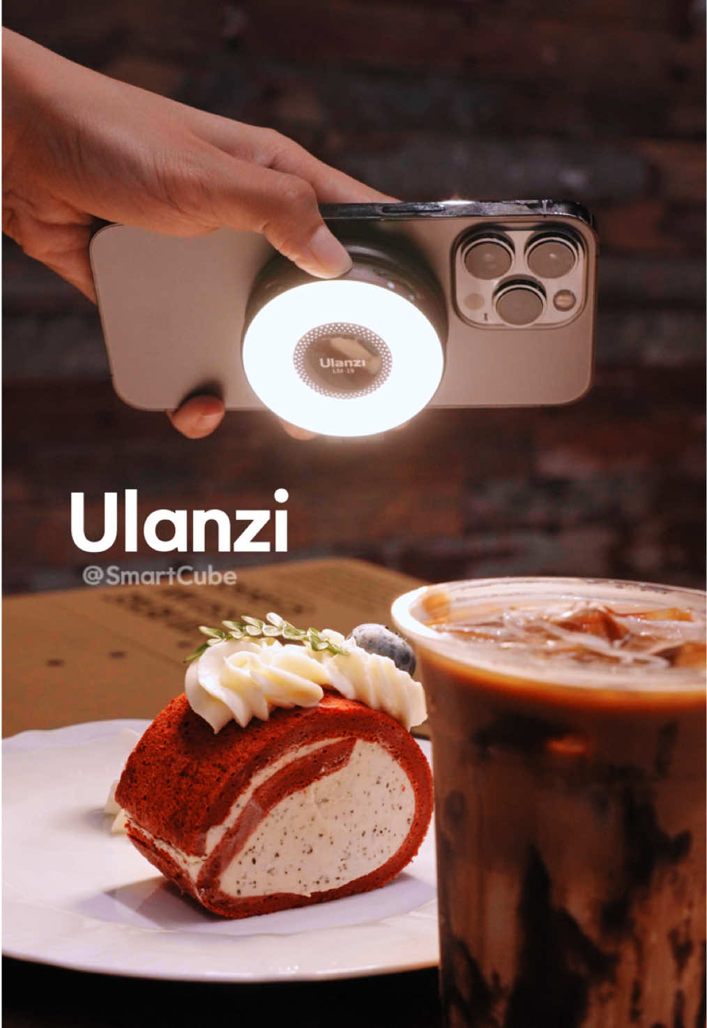 A foldable magnetic fill light that can magnetically attach to iPhones and also double as a phone stand!  #photography #light #selfie #filllight #shooting #selfielight #ringlight