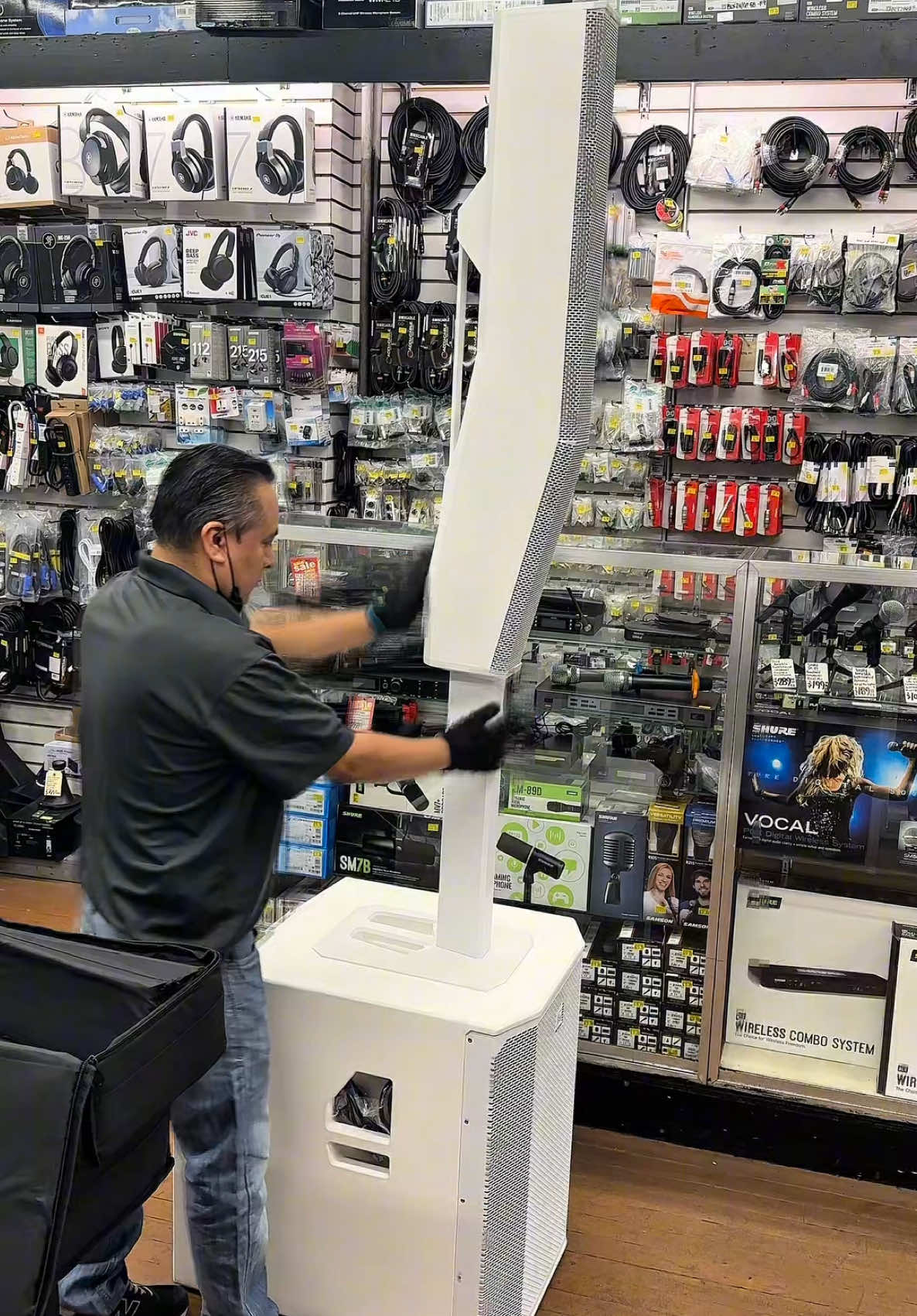 #umboxing the #electrovoice #evolve90 #columnspeaker for @visithenrytellez @nycsquinceaneras.  #canalsoundlight  