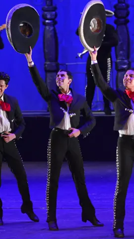 Del video a la foto.📸 Ballet folklorico de México de Amalia Hernández. 