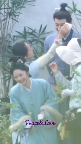 2 people happily touching their makeup 😍🥰 #tansongyun谭松韵  #seventan  #TanSongyun  #liuxueyi  #liuxueyi刘学义 