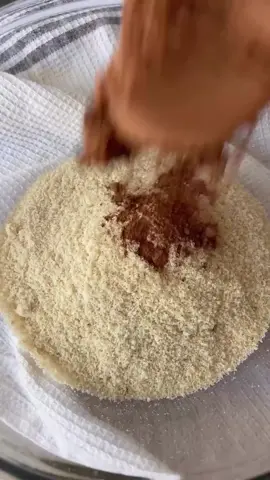 BISCOITOS COOKIES SAUDÁVEIS  Em uma tigela, misture: 1 xícara de aveia em flocos  1/2 xícara de farinha de amêndoa 1/4 de xícara de cacau em pó 3 colheres de sopa de açúcar de coco ou mascavo ou xilitol ( para zero açúcar )  Baunilha à gosto  Pitada de sal 1/2 colher de chá de fermento em pó 1/4 de colher de chá de bicarbonato de sódio Em seguida, adicione 1 ovo, 3 colheres de sopa de óleo de coco derretido e a baunilha. Misture bem e, por fim, adicione 1/4 de xícara de chocolate amargo picado. Forme bolinhas e coloque em uma assadeira antiaderente ou forrada com papel-manteiga. Achate levemente com os dedos. Asse a 175 °C por 7 a 9 minutos. Deixe esfriar completamente e aproveite! #cookiessaudáveis #biscoitossaudáveis ​​#culináriasaudável #receitassaudáveis ​​