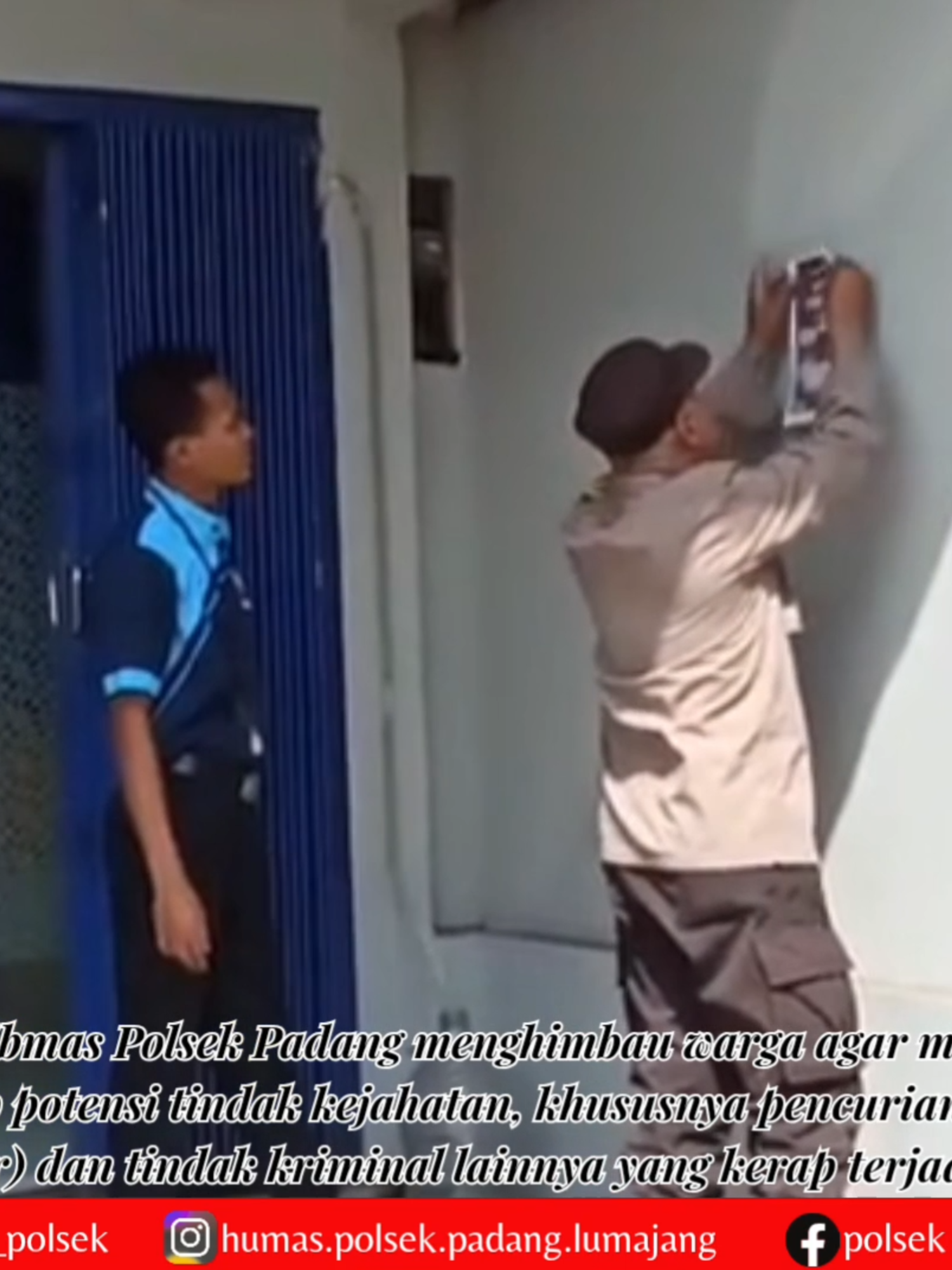Cegah 4C, Polsek Padang Gencar Patroli Siang Beri Himbauan Kamtibmas ke Warga Lumajang – Dalam rangka menjaga situasi kamtibmas tetap aman dan kondusif, Anggota Polsek Padang melaksanakan patroli siang hari menyasar sejumlah obyek vital yang ada di wilayah hukumnya, Jum'at (5/9/2025). Patroli tersebut sekaligus menjadi ajang bagi anggota kepolisian untuk memberikan himbauan kamtibmas secara langsung kepada masyarakat. Kapolsek Padang, IPTU Buriantoro,SH., menyampaikan bahwa kegiatan patroli siang ini difokuskan untuk mengantisipasi terjadinya tindak kriminalitas, khususnya kejahatan jalanan yang dikenal dengan istilah 4C, yakni pencurian dengan pemberatan (Curat), pencurian dengan kekerasan (Curas), pencurian hewan (Curhewan) dan pencurian kendaraan bermotor (Curanmor). @divisihumaspolri @humaspoldajatim @polisi_indonesia @polisi_indonesia @spripimpoldajatim @alexsandysiregar @retylexoo #IndonesiaDamai #divisihumaspolri #humaspolri #humaspoldajatim #polri #polripresisi #PolisiPenolongMasyarakat #polreslumajang #polisiindonesia #spripimpoldajatim #lumajangaman