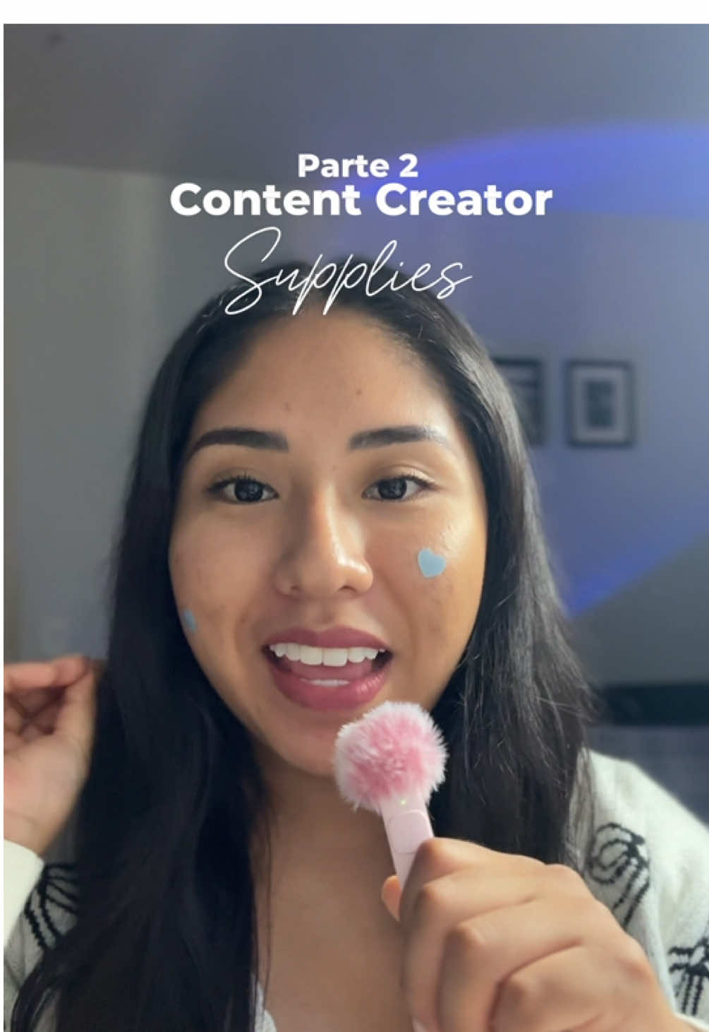 ✨📸 Lleva tu contenido al siguiente nivel con este aro de luz con control remoto Bluetooth 📲. • Toma fotos y graba videos sin tocar tu celular. • 3 tipos de luz: cálida, natural y fría para cualquier ambiente. • Ajustable en todos los ángulos para encontrar tu mejor toma. 👩🏻‍💻Perfecto para creadores de contenido, selfies, maquillaje y transmisiones en vivo. #arodeluz #lucesparavideos #gadgetstiktok #paratiiiiiiiiiiiiiiiiiiiiiiiiiiiiiii #creadoresdecontenido 