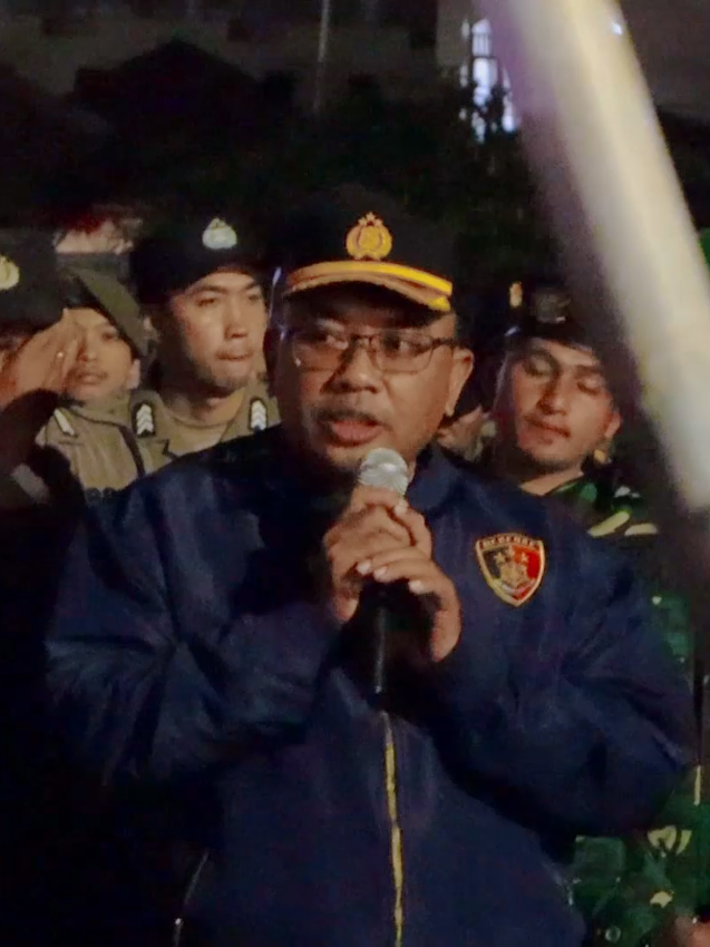 Polres Tanah Karo Kawal Aksi Damai GMNI dan GERTAK dengan Persuasif dan Kondusif Kabanjahe, Karo - Pelaksanaan aksi damai dan penyalaan lilin oleh Gerakan Mahasiswa Nasional Indonesia (GMNI) Kabupaten Karo dan Gerakan Pemuda Tanah Karo (GERTAK) berlangsung aman dan tertib, Kamis(4/9/2025) malam pukul 20.00 WIB, di pintu masuk halaman Kantor DPRD TK II Karo, Jalan Veteran, Kecamatan Kabanjahe, Kabupaten Karo. #humaspolrestanahkaro  @polres_tanahkaro 