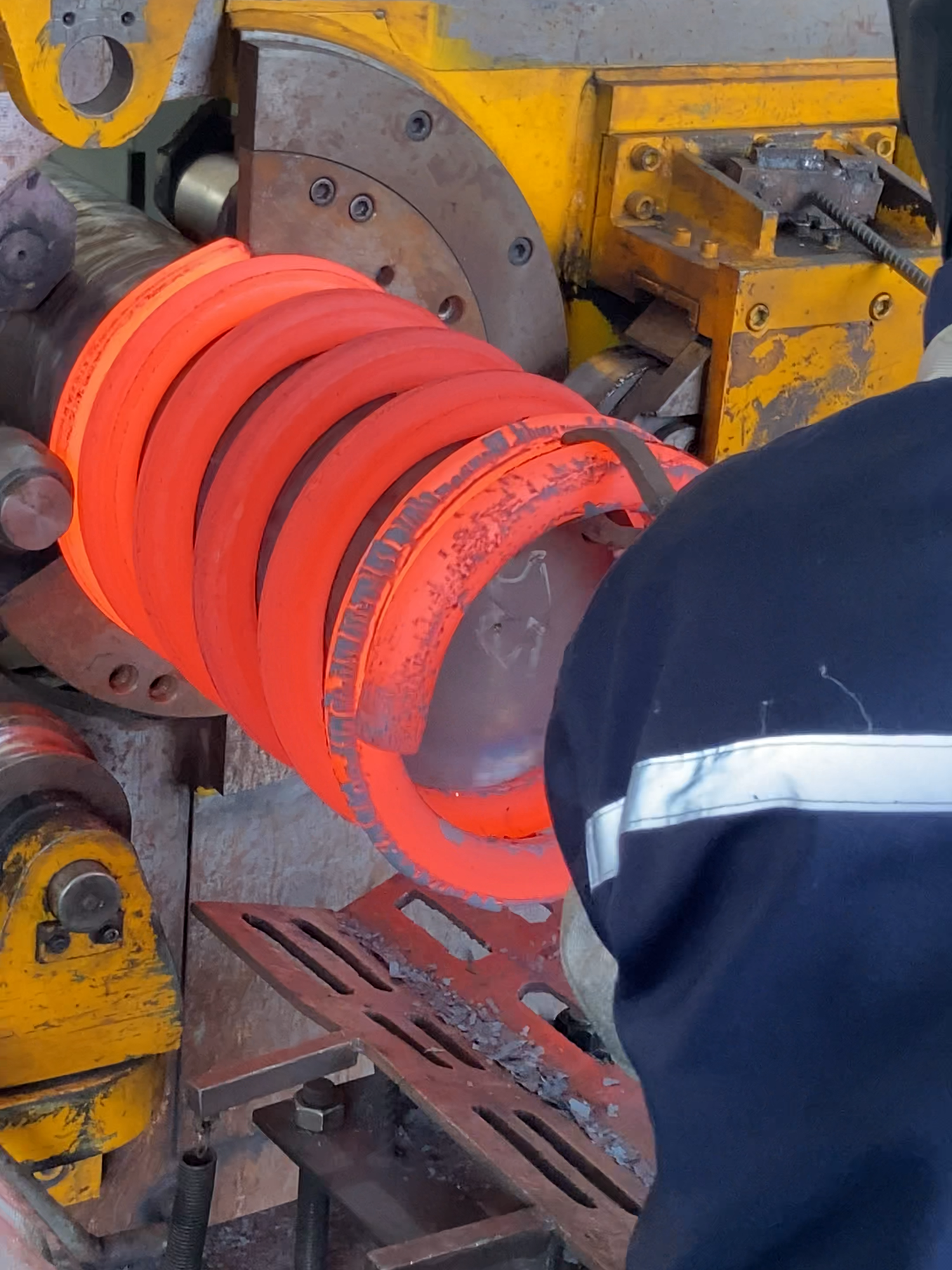 Inside the factory Work together to complete the process of making hot coiled springs #factory #roller #iron #process #machine