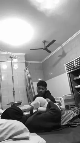 di jam 12 mlm aku masuk rs dan di rawat, aku chat dia klo aku masuk rs dan dia langsung otw, dan ikut jagain aku, dia rela ga tidur buat jagain aku dan pagi nya dia rela ambil cuti kerja sehari buat nganterin aku ke kampus dan nungguin aku smpe 3 jam🥺🤍#fypシ #4upage #f4you #fyppppppppppppppppppppppp #bucin #4u