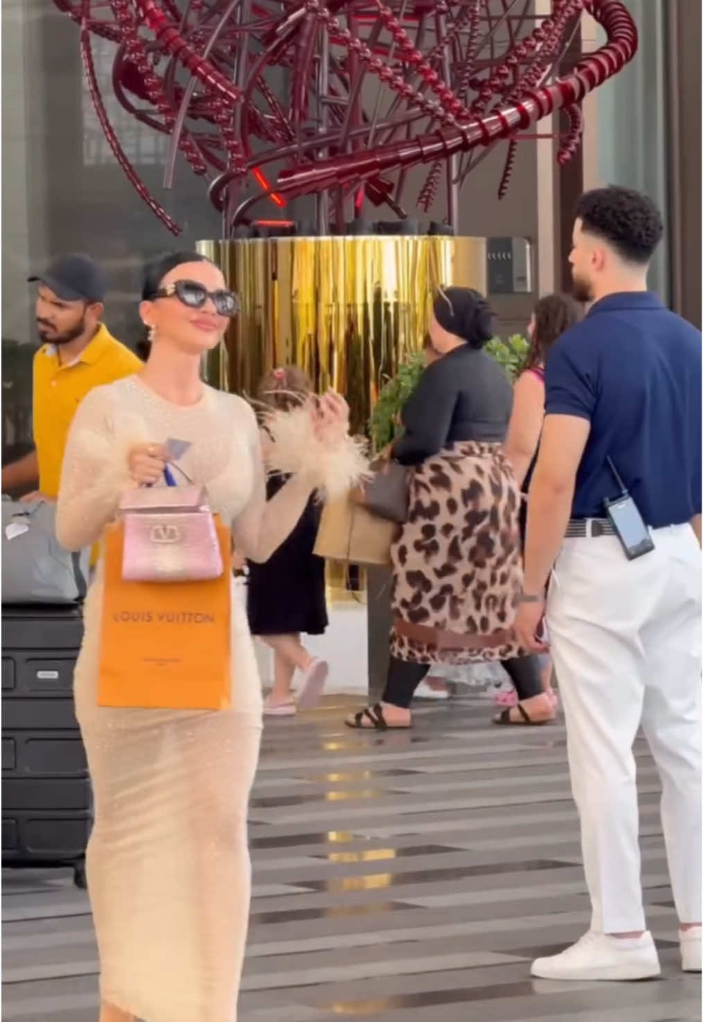 1000000000😏👸🏽 and her Lv 👜👠#bts #viralreelsvideo❤️ #LV#luxury #shopping@chicrep.ru 