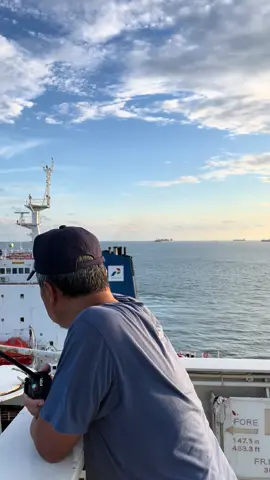 Ternyata kapal pun sama seperti kita, butuh sandaran dan gandengan 😋 #fyp #fyppppppppppppppppppppppp #pelautindonesia #lifeatsea #storypelaut 