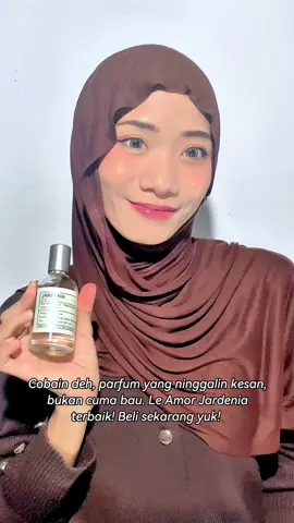 Wangi yang tahan lama dan beda dari yang lain ✨ Sekarang parfum Gardenia hadir dengan nama baru: Le Amor Jardenia. Aromanya floral vanilla yang soft, fresh, dan ninggalin kesan setiap kali kamu lewat 💐💫 Beli ukuran 30ml, 50ml, atau 100ml, kamu juga dapet free tester 10ml loh! 💕 Sudah siap ninggalin jejak wangi yang unforgettable? ✨ @Le amor_co  • • #leamor #leamorjardenia #parfumlokal #wangitahanlama #parfum 