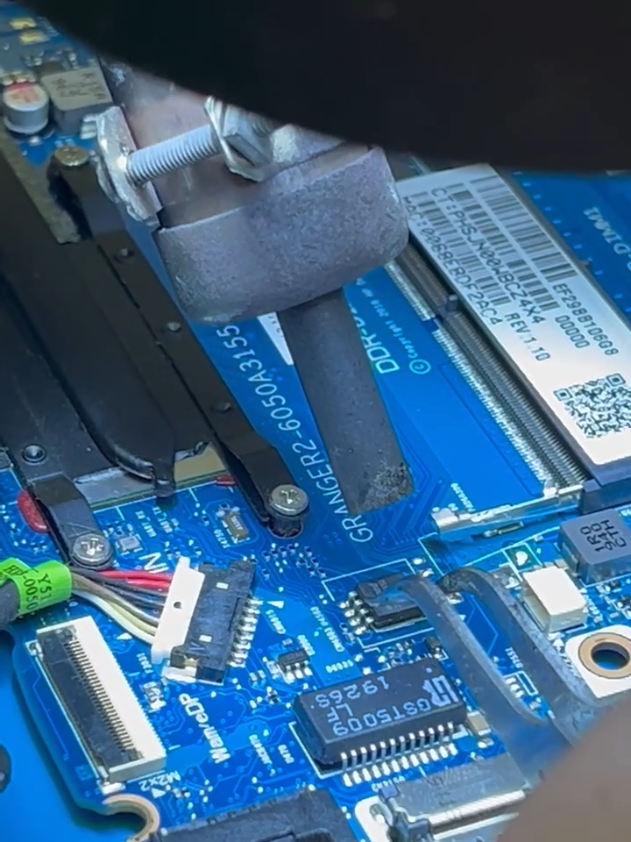 Uno de los tantos casos que nos llegan a diario, apenados porque tienen que cambiar de mainboard.. #reparacionPC #reparaciondelaptops #GUAYAQUIL #PC