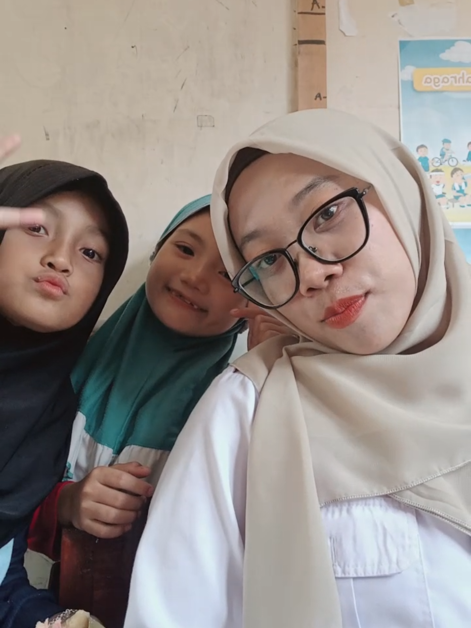 kalau yang masih kelas 2 emang se excited itu kalau liat kamera, tapi kalau kelas 4 udah malu-malu ngeliat kamera sama gurunya, tapi seneng pake kamera mereka sendiri😂 udah remaja namanya juga yaaaaa #guru #guruSLB #anakberkebutuhankhusus #temantuli #tunarungu 