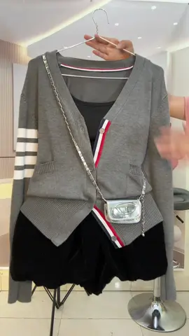 #yenshoplivereview #phoidoxinh #fyp #moingaymotoutfit #outfit #vayxinh #phoidotrend #setboxinh #phoido #viralvideo #viralvideo #xuhuong2025 #tiktoklive #tiktokviral 