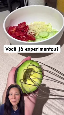 👉 Truque rápido: tire a polpa do abacate com um fuê! Já experimentou tirar a polpa do abacate com um fuê? 🥑✨ É prático, rápido e deixa tudo no ponto para a sua receita. Eu confesso que prefiro vitamina de abacate! E você, gosta mais de salada ou de vitamina? 💳 @ daily_hack_zone 👏🏻❤️ Obrigada 🙏 Parabéns pela ideia! ⭐️👏🏻⭐️ #KeikoDicasTop #DicasDeCozinha #VidaPrática #TruqueCaseiro #Culinária