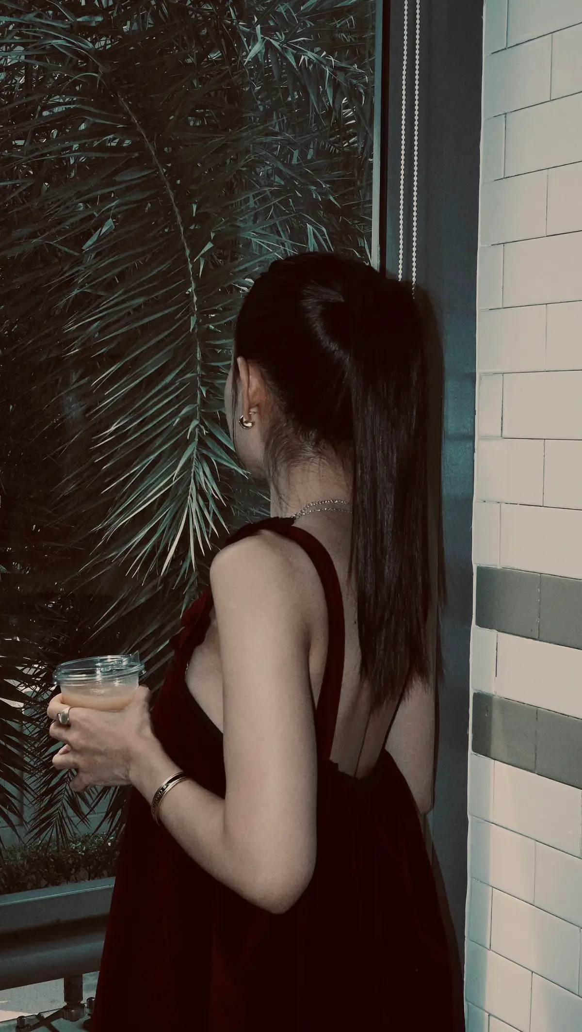 Những người lúc nào cũng ầm ĩ muốn rời đi đều là những người thật sự không muốn rời đi. Những người thật sự muốn rời đi là vào một buổi chiều có nắng, có gió đẹp đẽ, họ khoác lên mình một bộ quần áo, ra khỏi cửa, và biến mất trong ánh chiều tà của buổi hoàng hôn ấy và không còn quay lại nữa.