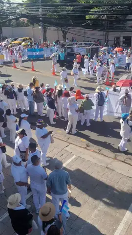 ENTRE DESMAYOS Y ORACIÓN, ENFERMERAS CLAMAN RESPUESTA EN CASA PRESIDENCIAL De rodillas y entre lágrimas, enfermeras y enfermeros auxiliares de Honduras se congregaron frente a la Casa Presidencial para exigir una solución a sus demandas laborales. Entre oraciones y momentos de desmayo, el personal sanitario manifestó su desesperación ante la falta de respuesta por parte de las autoridades de la Secretaría de Salud #enfermeras #fyp #honduras #noticias 