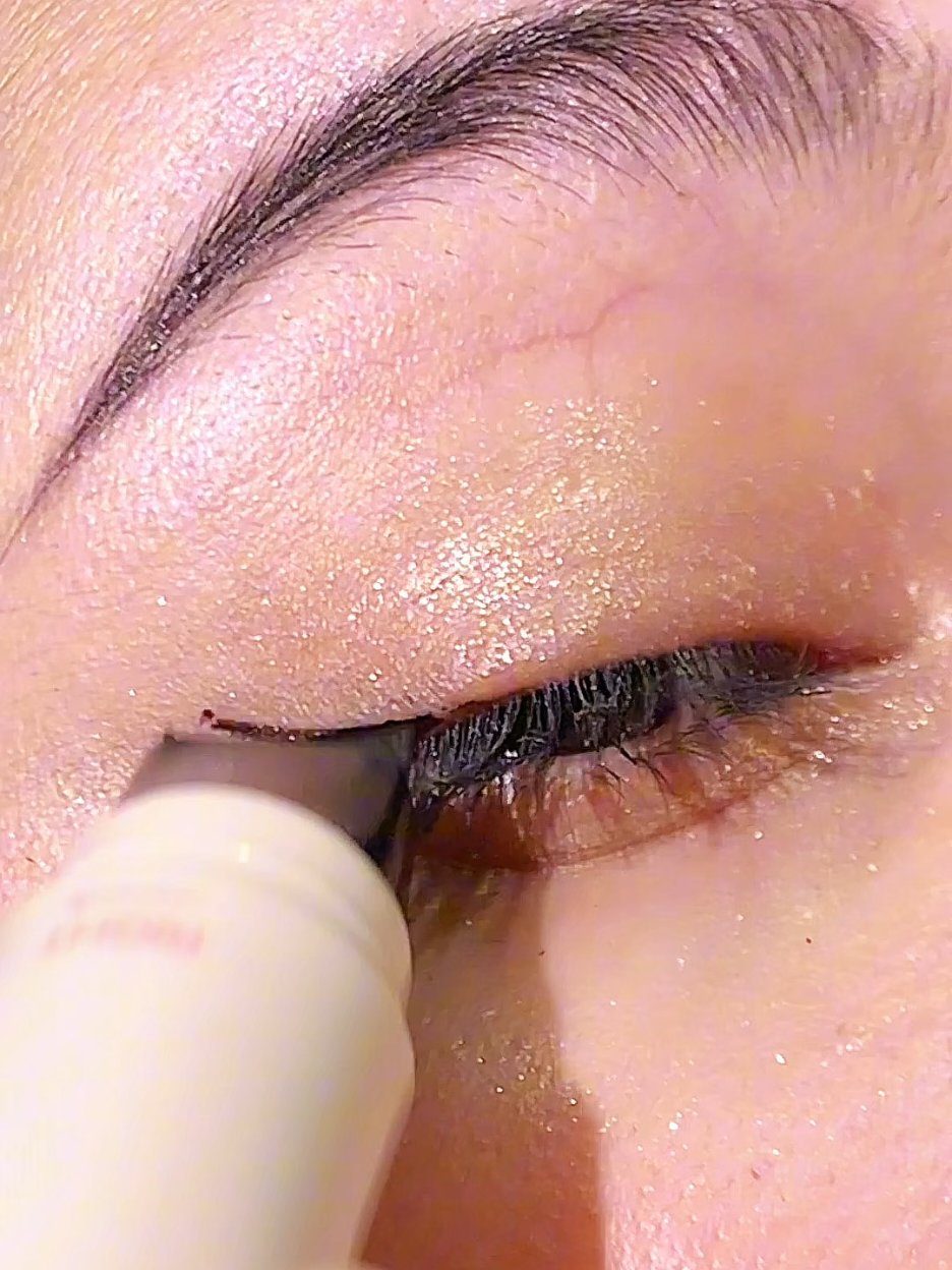 Struggle with winged eyeliner? Check out this product!🌸 #SDRBeautyEssentials #TenTwenty #RotatingEyelinerStampPen #fyp #AllWaysBeautiful 