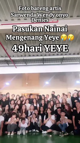 Mengenang Yeye 49 hari Foto bareng artis Sarwendah Wendi Denis dan Nainai dan ONYO#49hari#surgatempatmu #mengenang#berdoa #sarwendahofficial @Sarwendahofficial @madamrose @Nana 