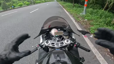 Làm máy BMW S1000RR bao chạy 299 . chưa hết rôdai chủ xe vỗ hơn 300 ^^ test vậy đủ niềm tin chưa a e . đường hơi xấu xíu . 