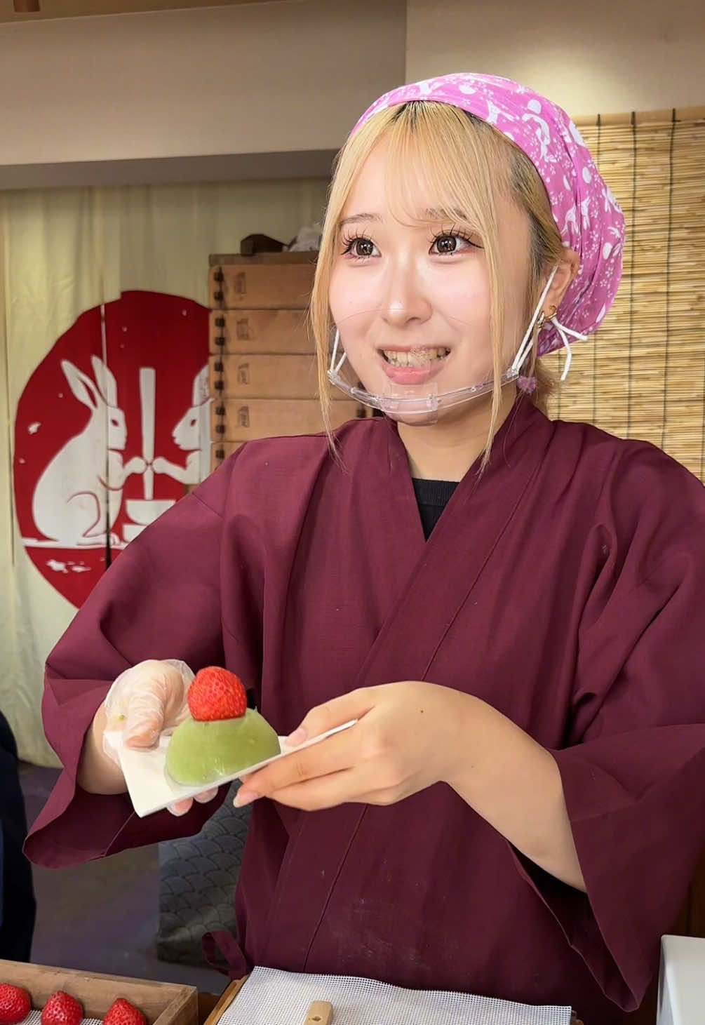 日本一バズってる餅つき🐇 ◎ 宇治抹茶いちご餅　¥1,000 ◎ チョコいちご餅　¥1,000 京都の清水寺に新たくできた抹茶のお餅が食べれるグルメスポット😋 平日だけど人がたくさんいて、期間限定のチョコ餅はほっぺたが落ちるほど濃厚でかなりオススメです！！ 京都旅行にいくならココ！ 【店名】もちもち 【住所】京都府京都市東山区清水２丁目２０８−１４ 【ｱｸｾｽ】清水寺周辺 【定休】不定休 【営業時間】10:30-19:00 【料金】1,000-2,000円 【Chocolate Mochi】 ◎ Uji Matcha Strawberry Mochi　¥1,000 (about $7) ◎ Chocolate Strawberry Mochi　¥1,000 (about $7) Shop Name: Mochimochi Address: 208-14 Kiyomizu 2-chome, Higashiyama Ward, Kyoto Access: Around Kiyomizu-dera Temple Closed: Irregular holidays Hours: 10:30 AM – 7:00 PM Price Range: ¥1,000–2,000 ($7–14) #京都グルメ #japanesefood #tiktokfood 