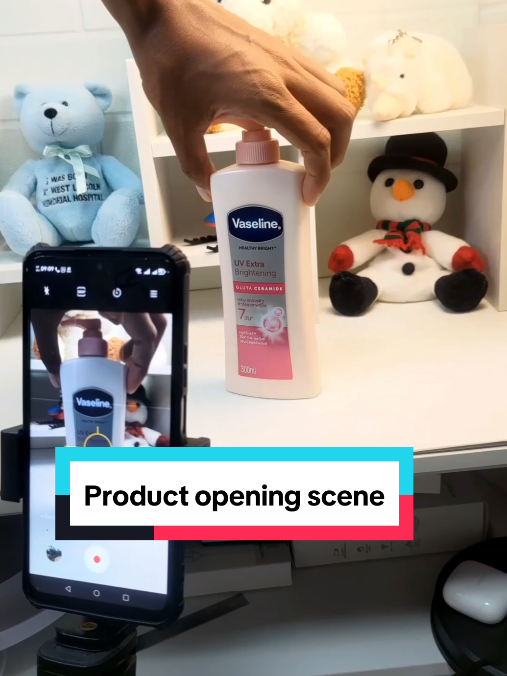 Product opening scene : ฉากเปิดตัวสินค้าแบบง่ายๆ ในคลิปจะมีการใช้คีย์เฟรมและปรับย่อขยายเล็กน้อยด้วย ทำให้คนดูรู้สึกว้าว หรืออาจจะใช้เป็นฉากปิดก็ได้ เหมาะสำหรับนำไปถ่ายคลิปรีวิวและขายสินค้า #มุมถ่ายรูป #ถ่ายสินค้า #ถ่ายคลิป #รีวิวสินค้า 