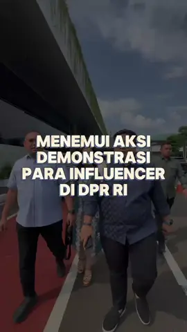Sesuai Penugasan yang diberikan Pimpinan DPR RI Bang @sufmi_dasco, Saya Wakil Ketua Komisi VI DPR RI dari Fraksi Partai Gerindra @fraksipartaigerindra di dampingi Anggota Anggota Komisi VI DPR RI Kawendra Lukistian @kawendra, Rieke Diah Pitaloka @riekediahp dan Wakil Ketua MPR RI Akbar Supratman @muhammadakbarsupratman, kami menerima Aspirasi yang di sampaikan oleh para Influencer hari ini di Gerbang Pancasila Gedung DPR RI. Dalam aksi tersebut, kami menerima Aspirasi dalam 17+8 Tuntutan Rakyat, Aspirasi ini  akan kami serahkan kepada Pimpinan DPR RI untuk di ditindak lanjuti. #AndreRosiade #Gerindra 