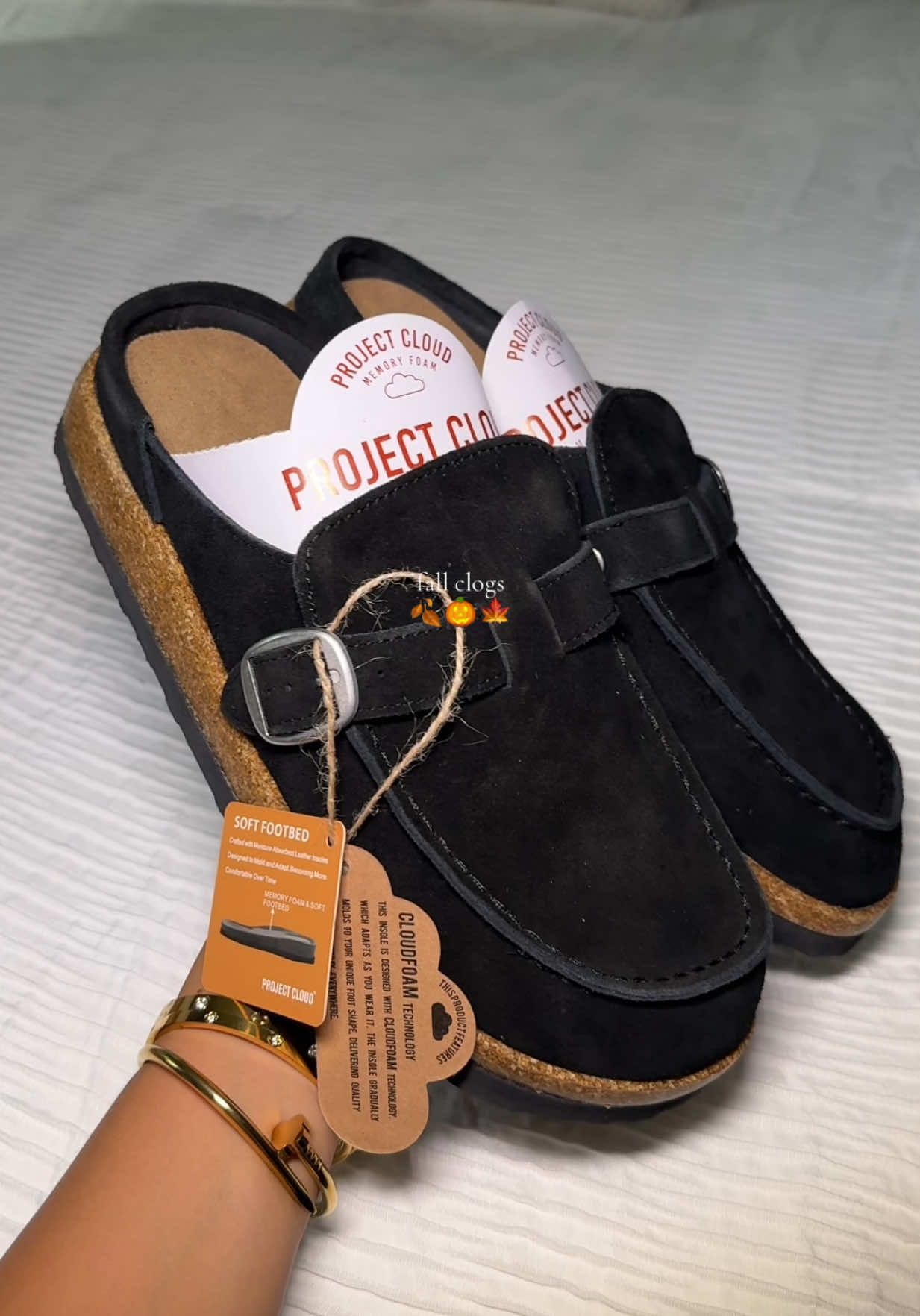 this is your sign to get your fall clogs while you can, these ones are so comfy & affordable 🖤 #fallfashion #falloutfits #clogshoes #fallshoes #fallvibes 